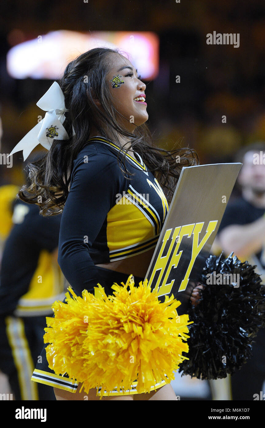 Wichita, Kansas, USA. 04 Mär, 2018. Ein Wichita Zustand Shockers Cheerleader unterhält während ein Timeout bei der NCAA Basketball Spiel zwischen den Cincinnati Bearcats und die Wichita State Shockers an Charles Koch Arena in Wichita, Kansas. Kendall Shaw/CSM/Alamy leben Nachrichten Stockfoto