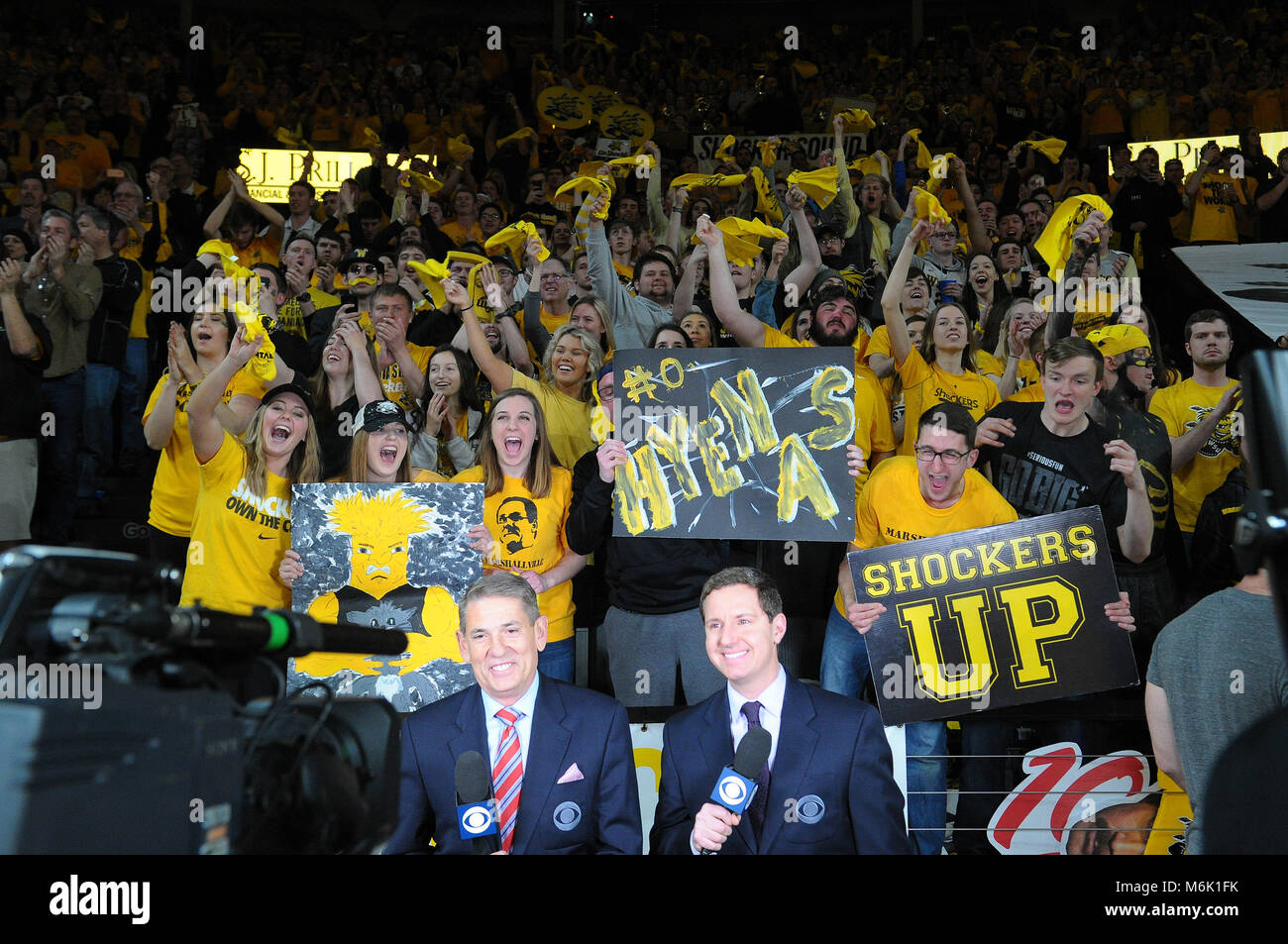 Wichita, Kansas, USA. 04 Mär, 2018. Die Shocker Masse reagiert auf die CBS-Kameras und Kommentatoren während der NCAA Basketball Spiel zwischen den Cincinnati Bearcats und die Wichita State Shockers an Charles Koch Arena in Wichita, Kansas. Kendall Shaw/CSM/Alamy leben Nachrichten Stockfoto