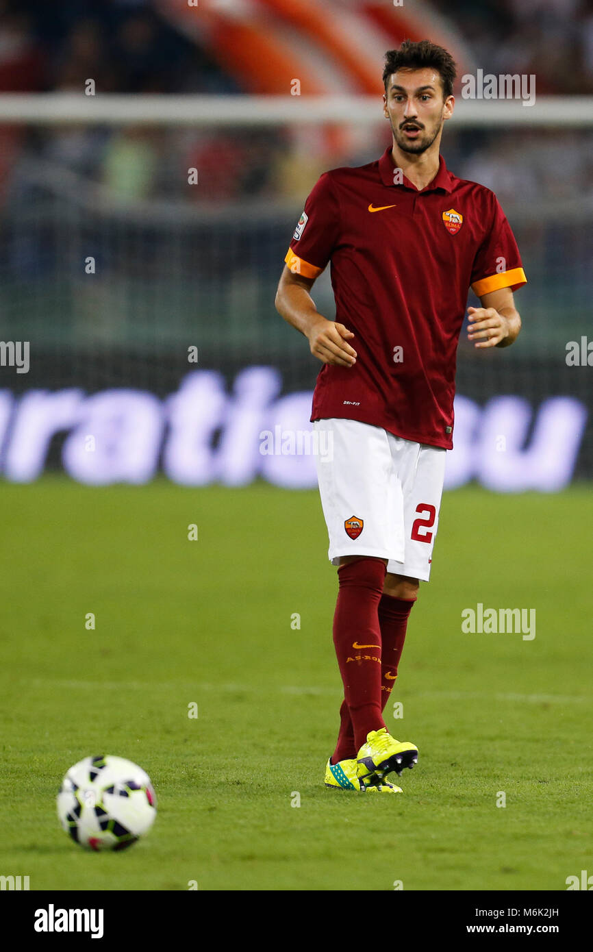 2018 Davide Astori Nachruf Mrz 4th. Serie A Fussball, Italiener Davide Astori in einer Datei Foto, wenn er mit als Roma Fußball Club war. Kapitän und Italien internationale Davide Astori hat sich plötzlich in seinem Schlaf im Alter von 31 gestorben. Die dad-of-One wurde in einem Hotel Zimmer durch eine Massage therapist heute Morgen gefunden, nachdem er nicht zum Frühstück drehen oder sein Telefon beantworten. Davide Astori hat sich plötzlich in seinem Schlaf im Alter von 31 Jahren bestanden. Stockfoto