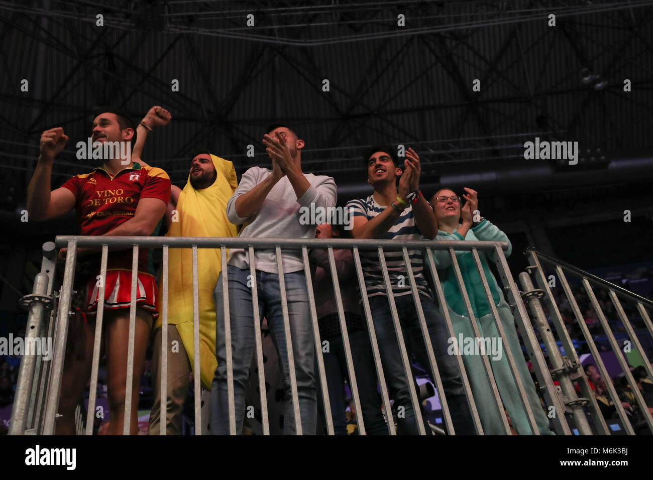 Birmingham, Großbritannien. 3 Mär, 2018. IAAF World Indoor Championships. Spanische Fans feiern nach einer von Spaniens Athleten gewinnen die Goldmedaille Credit: Ben Stand/Alamy leben Nachrichten Stockfoto