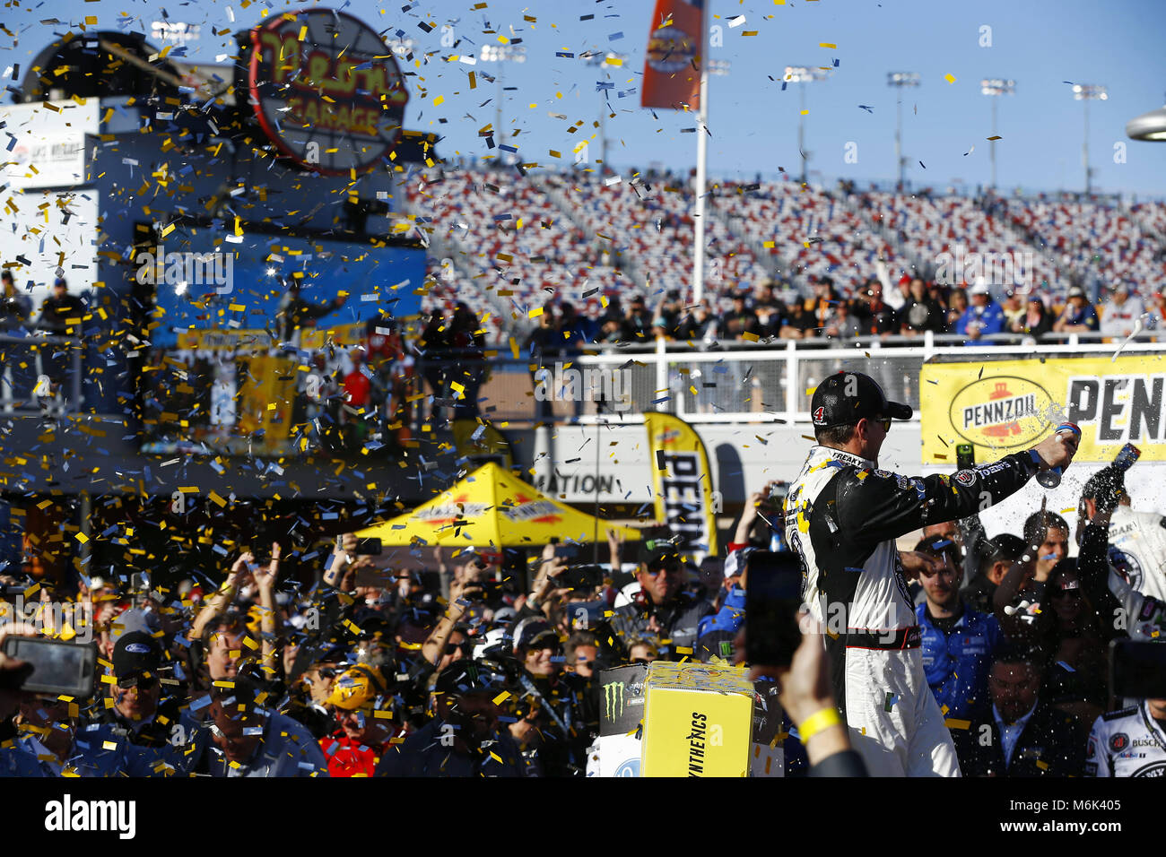 Las Vegas, Nevada, USA. 4 Mär, 2018. März 04, 2018 - Las Vegas, Nevada, USA: Kevin Harvick (4) feiert in der Victory Lane nach dem Gewinn der Pennzoil 400 bei Las Vegas Motor Speedway in Las Vegas, Nevada. Quelle: Chris Owens Asp Inc/ASP/ZUMA Draht/Alamy leben Nachrichten Stockfoto