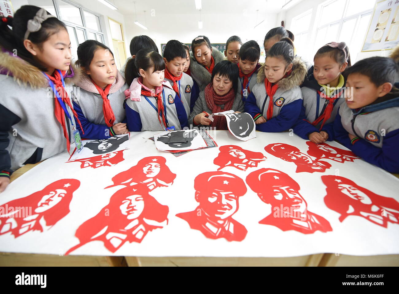 Lianyungan, Lianyungan, China. 4 Mär, 2018. Lanzhou, CHINA, 4. März 2018: Schüler lernen Papier - Stecklinge in Lanzhou, der ostchinesischen Provinz Jiangsu, Kennzeichnung der 55 Lernen von Lei Feng Tag. Das Lernen von Lei Feng Tag findet in China am 5. März jedes Jahr. Der Tag memorializes Lei Feng (1940-1962), einem legendären chinesischen Soldaten, die selbstlos anderen während seines kurzen Lebens geholfen. Credit: SIPA Asien/ZUMA Draht/Alamy leben Nachrichten Stockfoto