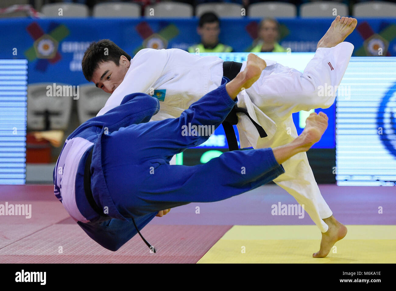 Französische judoka Vincent Limare (blau) und Kasachischen judoka Zhaksybek Zhenisbek in Aktion während der Finale bis 60 kg, in der Männer judo European Open Turnier in Prag, Tschechische Republik, am 3. März 2018. (CTK Photo/Ondrej Deml) Stockfoto