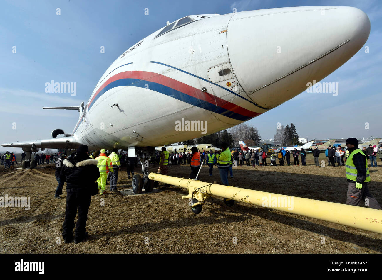 Enthusiasten aus dem Aviation Museum in Kunovice, Tschechien verlegt die Tupolew Tu-154 der ehemaligen Flugzeuge, so Nagano Express aufgerufen, sich auf die neuen ehrenwerten Platz, am 3. März 2018. Für die Fläche, die von den tschechischen Eishockey Spieler von den Olympischen Spielen in Nagano 1998 veranstaltet wurde, das Museum eine neue konkrete Plattform. (CTK Photo/Dalibor Gluck) Stockfoto