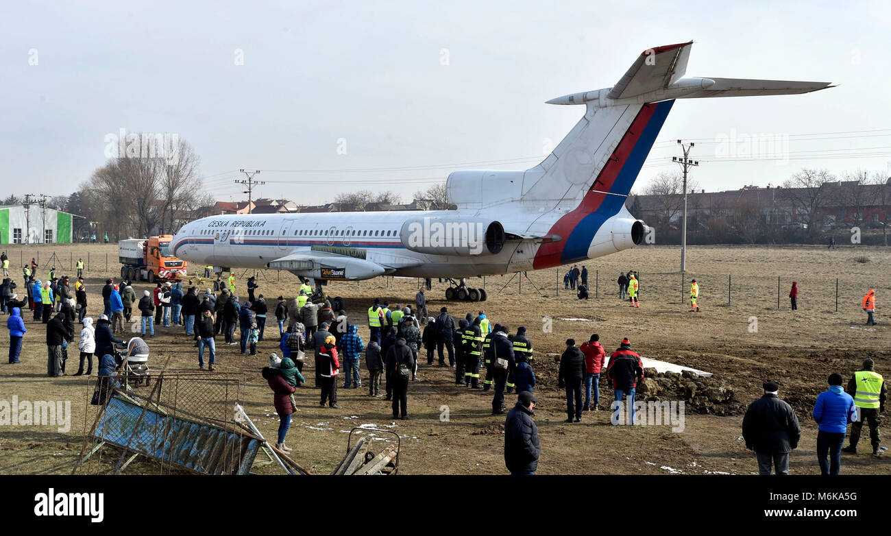 Enthusiasten aus dem Aviation Museum in Kunovice, Tschechien verlegt die Tupolew Tu-154 der ehemaligen Flugzeuge, so Nagano Express aufgerufen, sich auf die neuen ehrenwerten Platz, am 3. März 2018. Für die Fläche, die von den tschechischen Eishockey Spieler von den Olympischen Spielen in Nagano 1998 veranstaltet wurde, das Museum eine neue konkrete Plattform. (CTK Photo/Dalibor Gluck) Stockfoto