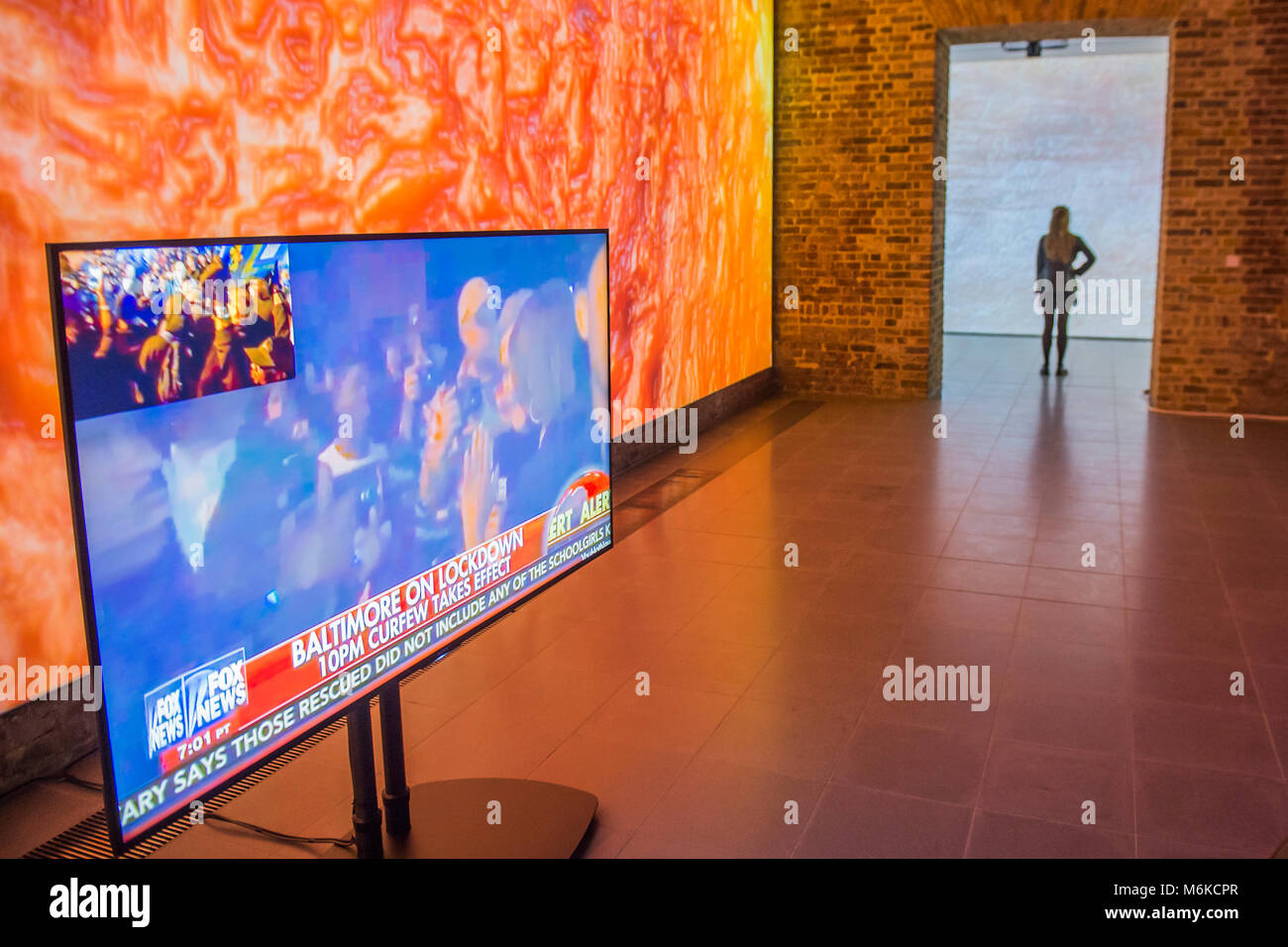 London, Großbritannien. 5 Mär, 2018. Die erste europäische Ausstellung des amerikanischen Künstlers Sondra Perry in der Serpentine Gallery. Neue Arbeit nutzt digitale Werkzeuge reichen von Blue Screen Technologie und 3D-Avatare gefunden internet Filmmaterial. Die Installation beinhaltet auch bestehende Werke von Perry, auch bei Nässe und Wellig aussieht - Typhoon (2016), die beide Referenzen und digital verändert JMW Turner's 1840 Malerei, der Slave Ship. Credit: Guy Bell/Alamy leben Nachrichten Stockfoto