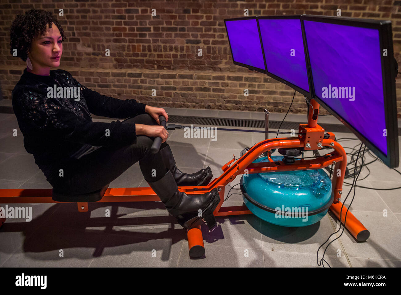 London, Großbritannien. 5 Mär, 2018. Die erste europäische Ausstellung des amerikanischen Künstlers Sondra Perry in der Serpentine Gallery. Neue Arbeit nutzt digitale Werkzeuge reichen von Blue Screen Technologie und 3D-Avatare gefunden internet Filmmaterial. Die Installation beinhaltet auch bestehende Werke von Perry, auch bei Nässe und Wellig aussieht - Typhoon (2016), die beide Referenzen und digital verändert JMW Turner's 1840 Malerei, der Slave Ship. Credit: Guy Bell/Alamy leben Nachrichten Stockfoto