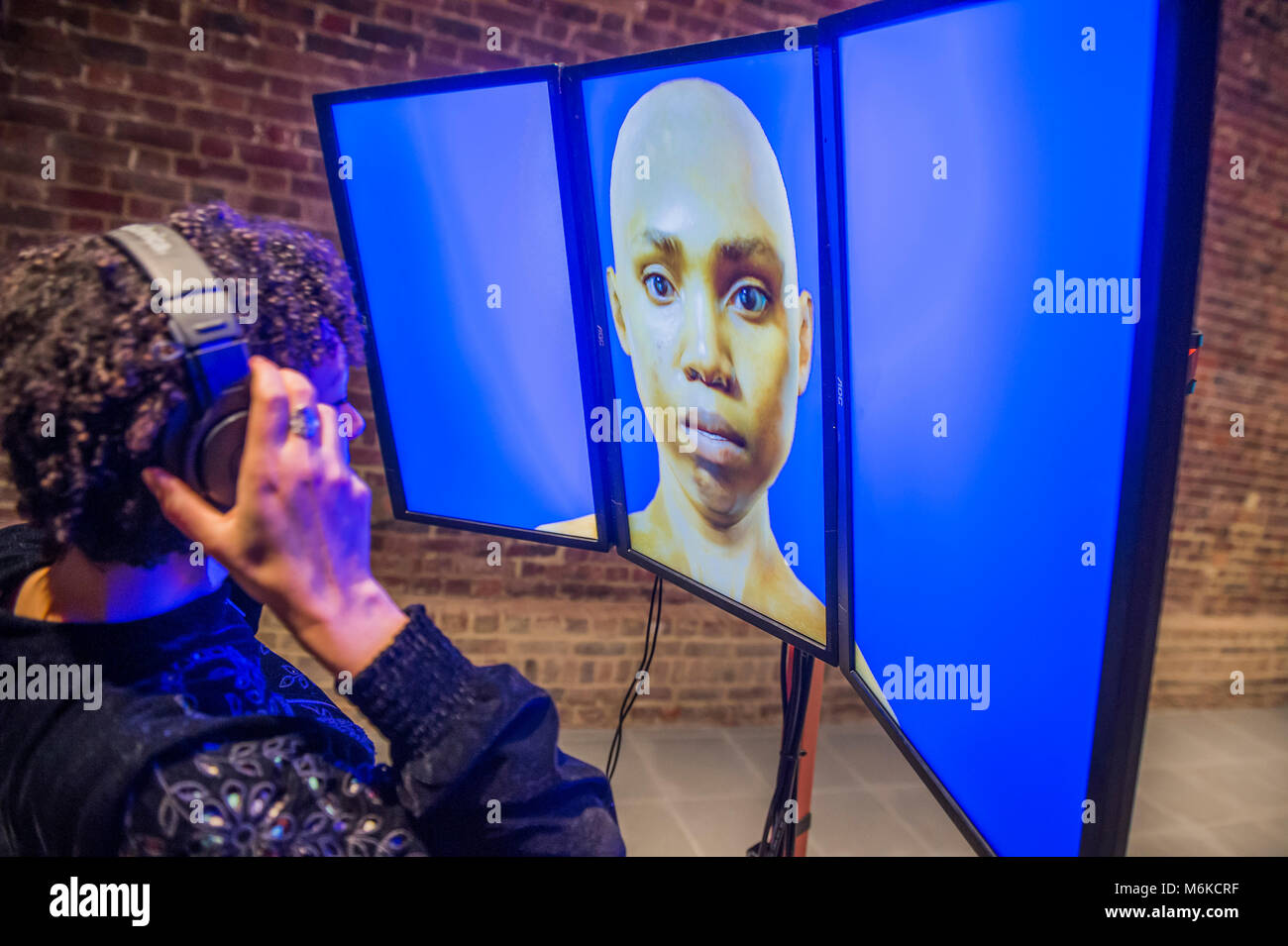 London, Großbritannien. 5 Mär, 2018. Die erste europäische Ausstellung des amerikanischen Künstlers Sondra Perry in der Serpentine Gallery. Neue Arbeit nutzt digitale Werkzeuge reichen von Blue Screen Technologie und 3D-Avatare gefunden internet Filmmaterial. Die Installation beinhaltet auch bestehende Werke von Perry, auch bei Nässe und Wellig aussieht - Typhoon (2016), die beide Referenzen und digital verändert JMW Turner's 1840 Malerei, der Slave Ship. Credit: Guy Bell/Alamy leben Nachrichten Stockfoto