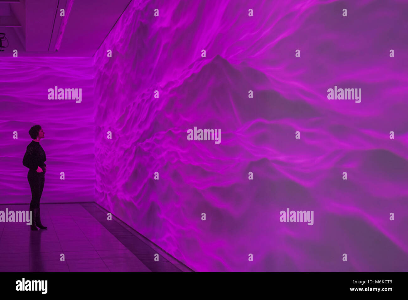 London, Großbritannien. 5 Mär, 2018. Die erste europäische Ausstellung des amerikanischen Künstlers Sondra Perry in der Serpentine Gallery. Neue Arbeit nutzt digitale Werkzeuge reichen von Blue Screen Technologie und 3D-Avatare gefunden internet Filmmaterial. Die Installation beinhaltet auch bestehende Werke von Perry, auch bei Nässe und Wellig aussieht - Typhoon (2016), die beide Referenzen und digital verändert JMW Turner's 1840 Malerei, der Slave Ship. Credit: Guy Bell/Alamy leben Nachrichten Stockfoto