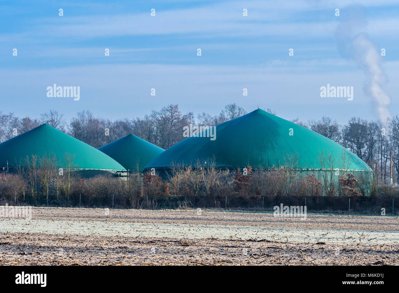 Biogasanlage auf einem gefrorenen Tag, Celle, Deutschland Stockfoto