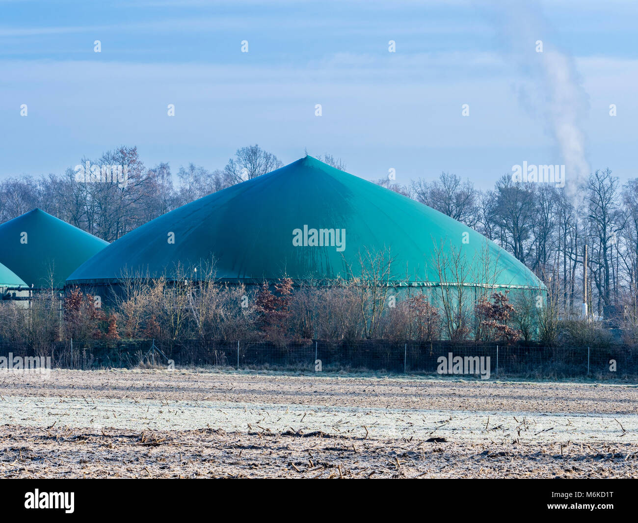 Biogasanlage auf einem gefrorenen Tag, Celle, Deutschland Stockfoto