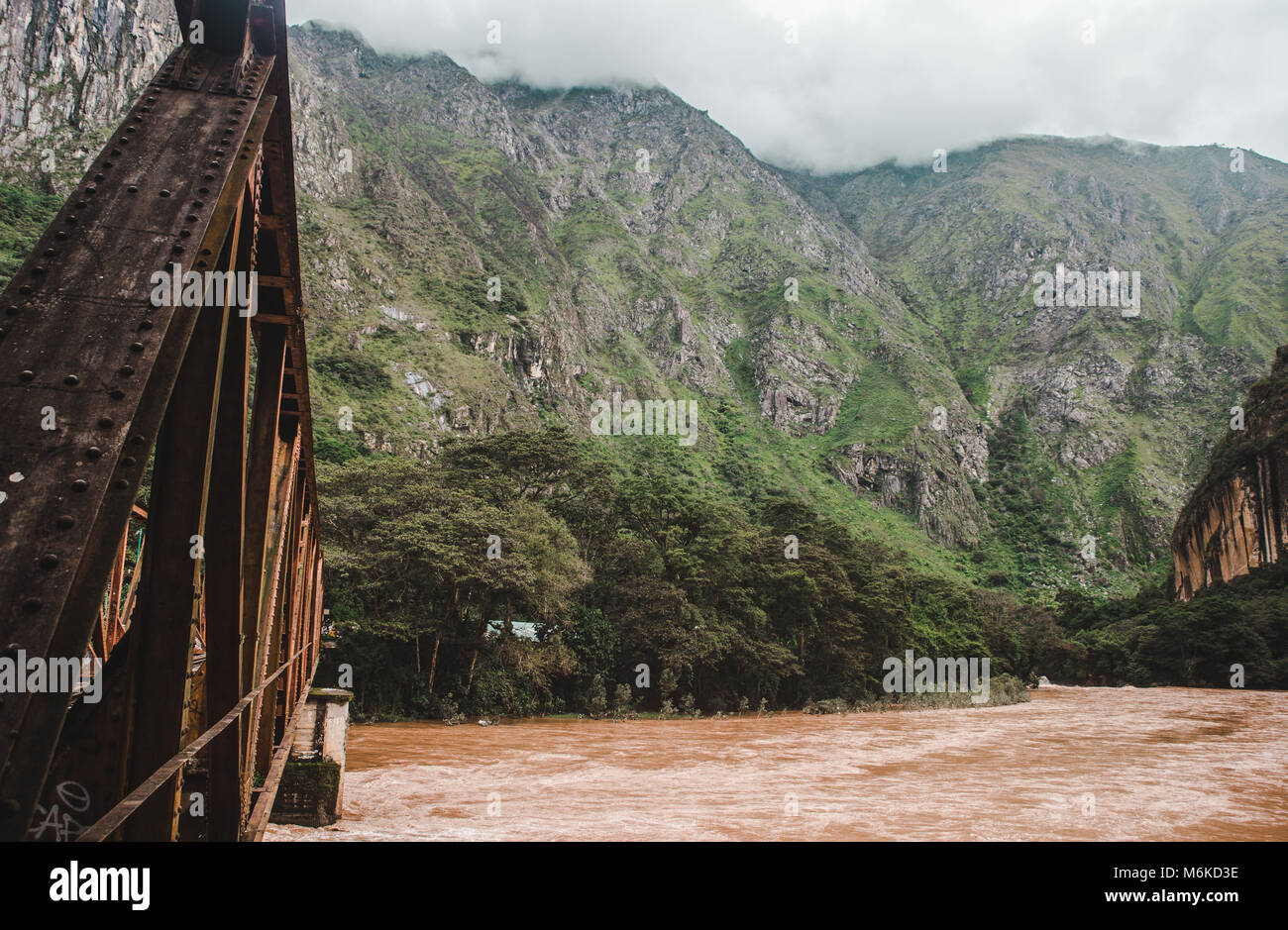 Altes Holz und Eisen bahn Brücke über den Fluss Urubamba, eine beliebte Route für diejenigen, die zu Fuß nach Machu Picchu Stockfoto