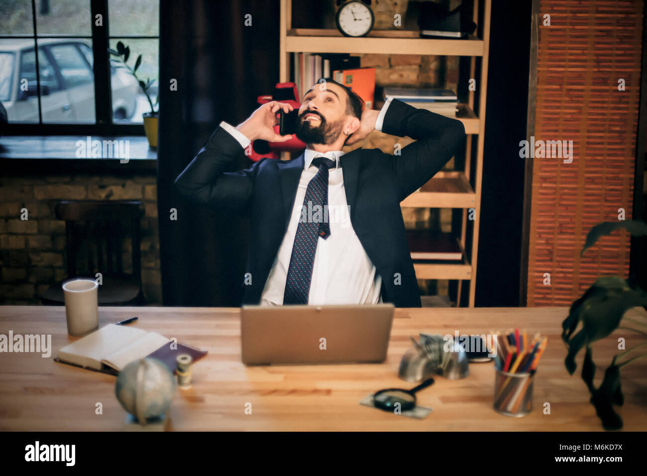 Portrait von reifer Mann an seinem Schreibtisch im Büro sitzen Stockfoto