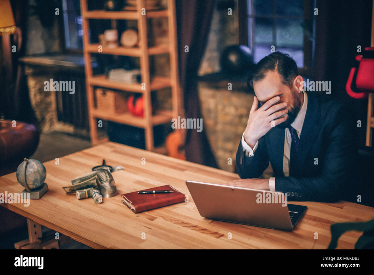 Geschäftsleute, die Arbeiten am Projekt im Büro Stockfoto