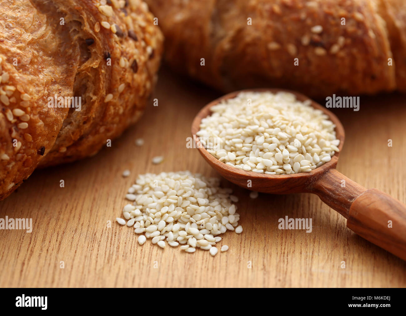 Nahaufnahme der leckere Croissant mit Sesam in einem Löffel Stockfoto