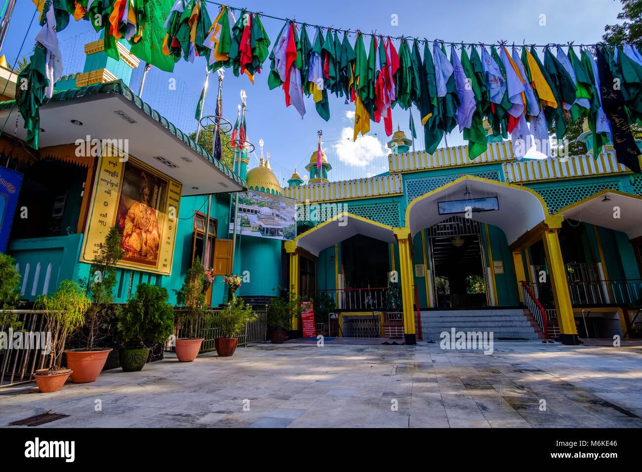 Der Eingang des Grabes von Bahadur Shah Zafar, ein wichtiger Wallfahrtsort in der Stadt für Muslime Stockfoto