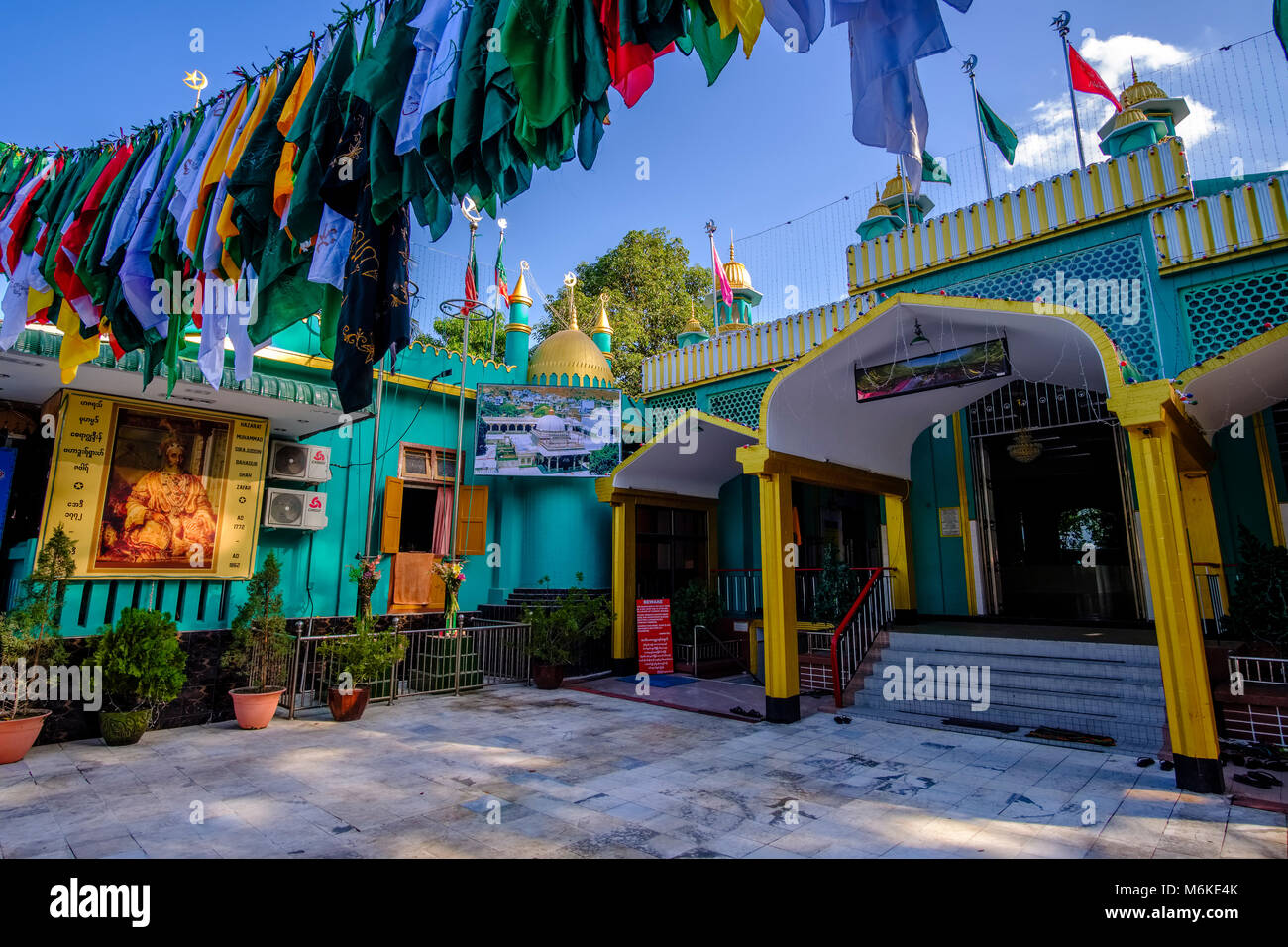 Der Eingang des Grabes von Bahadur Shah Zafar, ein wichtiger Wallfahrtsort in der Stadt für Muslime Stockfoto