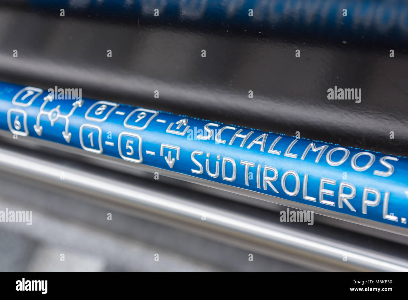 Eingeprägten Buchstaben und Zeichen für Plattform und Street Informationen auf einem Geländer am Bahnhof in Salzburg Österreich Stockfoto