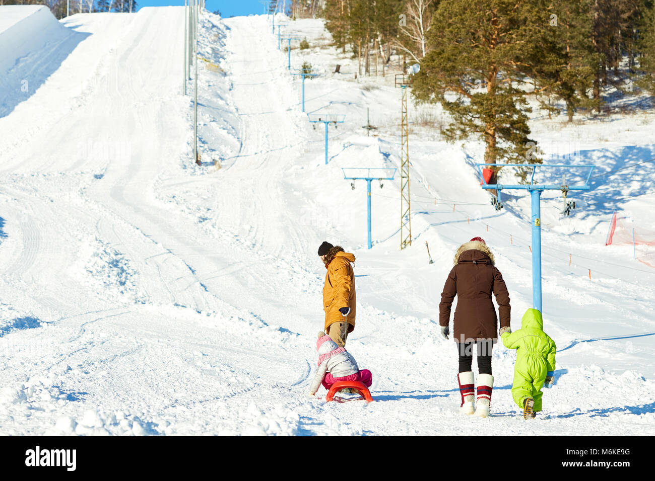 Familie Wandern im Skigebiet Stockfoto