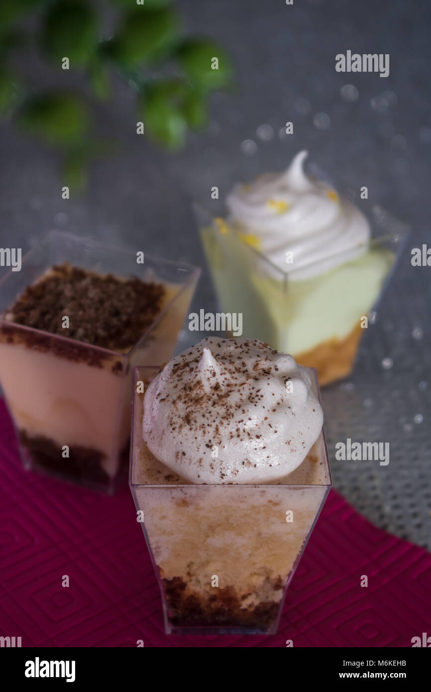 Süßer Moment mit Dessert. Tres Leches Kuchen, Tiramisu, Lemon Pie Stockfoto