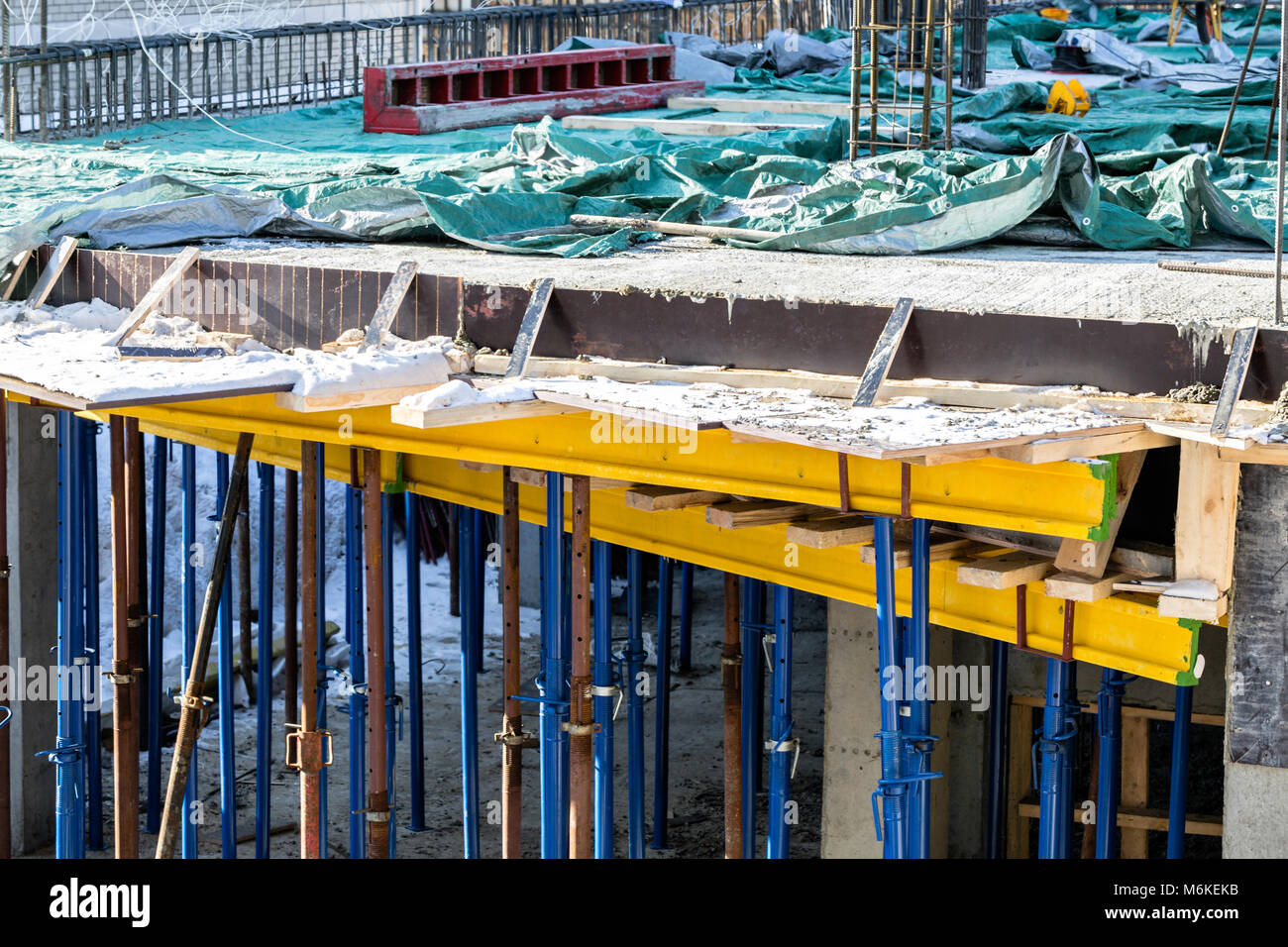 Stricken Ventile für tragende Wände. Monolithische Bauweise des Gebäudes. Feste Wände aus Beton. Den Rahmen für die Wände. Schalungen für Wände aus Beton. Stockfoto