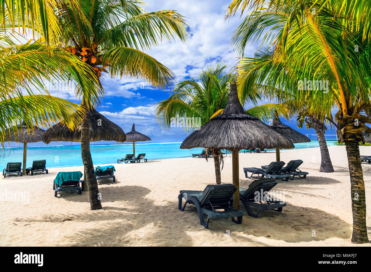 Schönen Strand von Mauritius Insel, Ansicht mit Regenschirm, Palmen und weißem Sand. Stockfoto