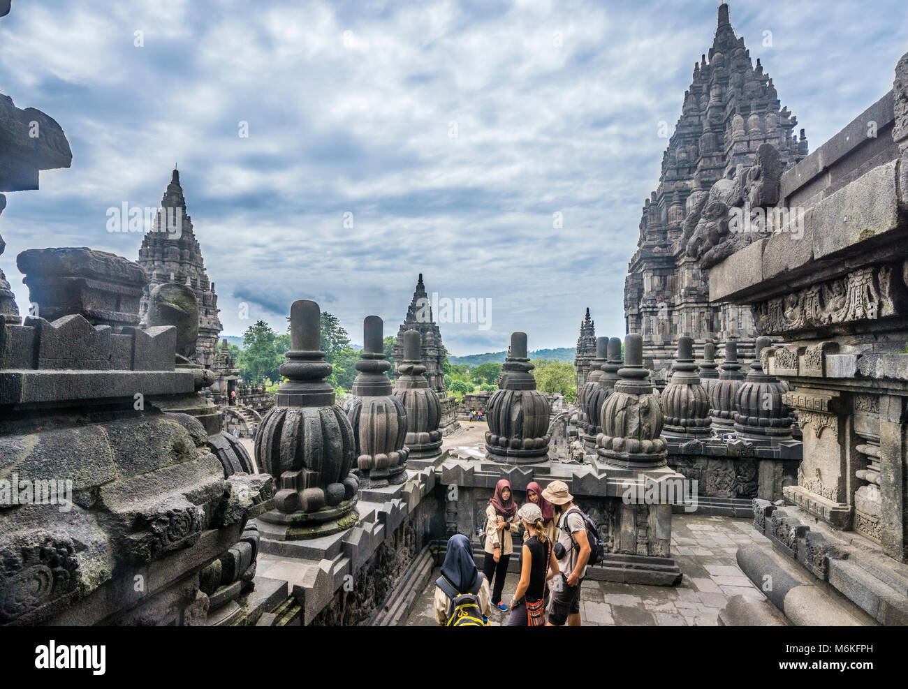 Indonesien, Central Java, Besucher der bas-relief Galerien entlang der Balustraden Der Shiva Tempel in der Mitte des 9. Jahrhunderts Prambanan Hindu Te erkunden Stockfoto