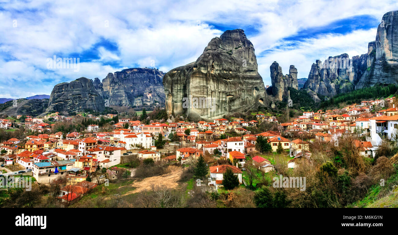 Beeindruckenden Meteora Kloster, Dorf Kalambaka, Griechenland. Stockfoto
