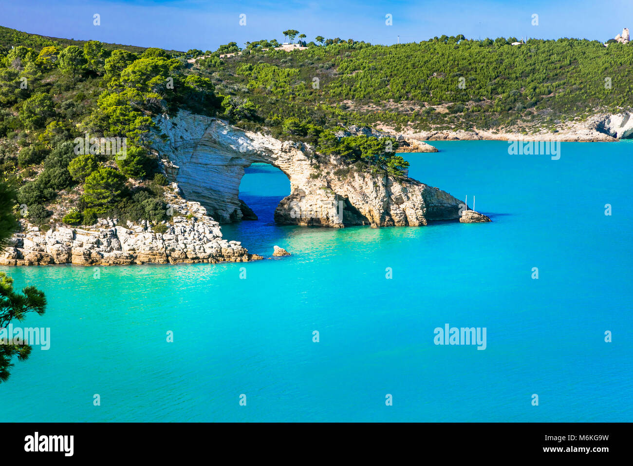 Eindrucksvollen Felsen und azurblauen Meer, Nationalpark Gargano, Apulien, Italien. Stockfoto