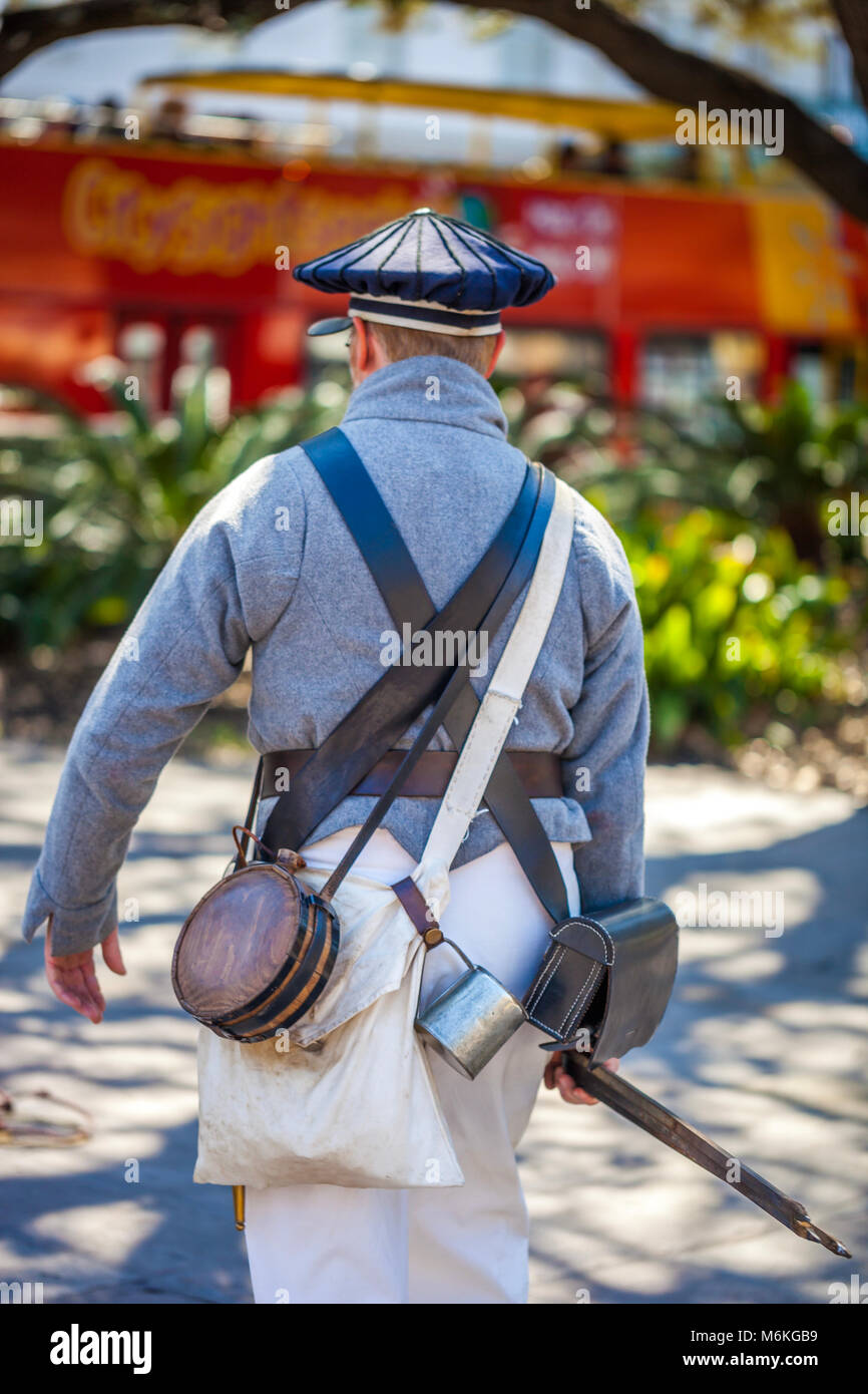 Der Mann als Soldat für den Jahrestag der Schlacht von Alamo gekleidet Stockfoto