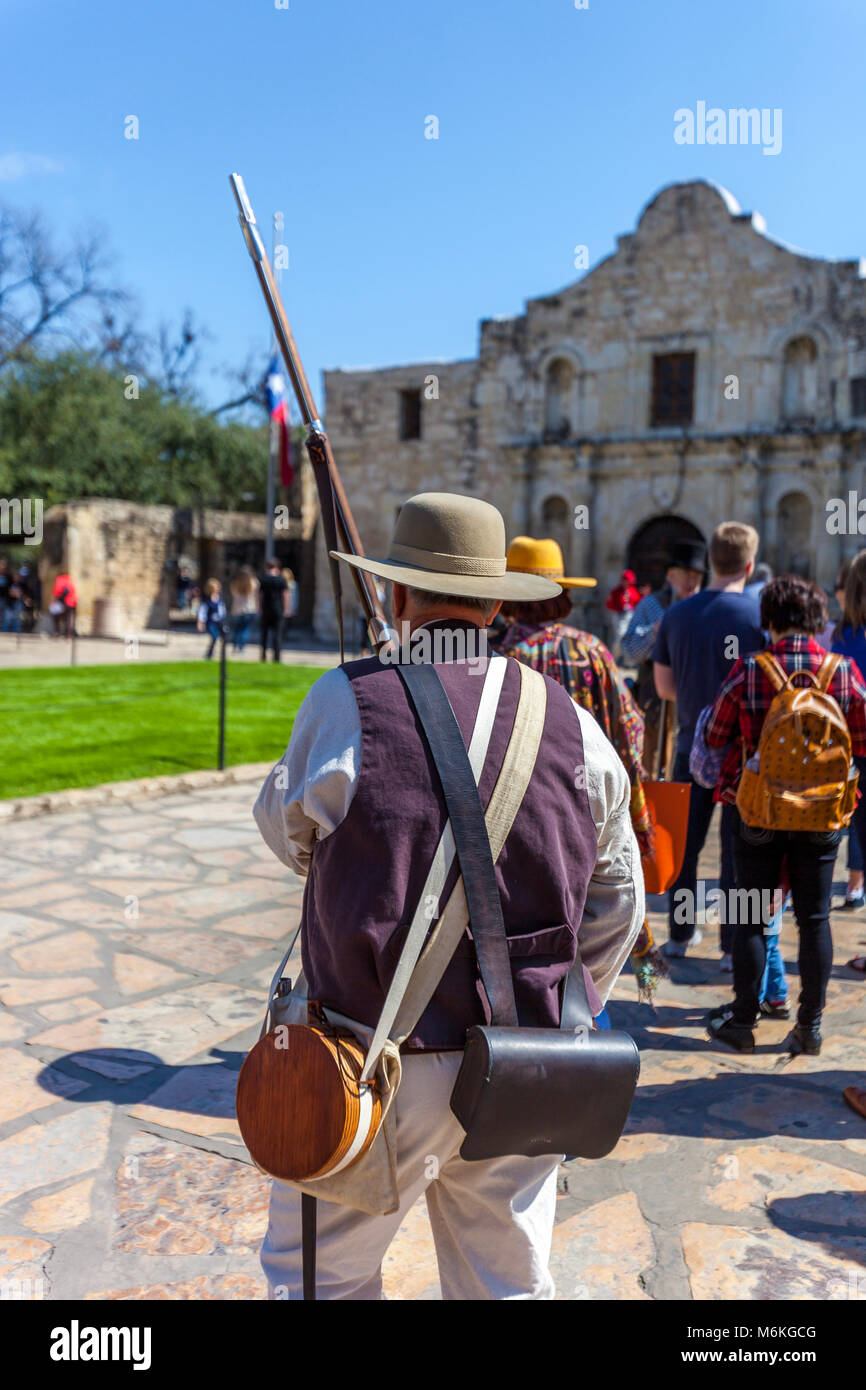 Mann verkleidet als Soldat für den Jahrestag der Schlacht von Alamo Stockfoto