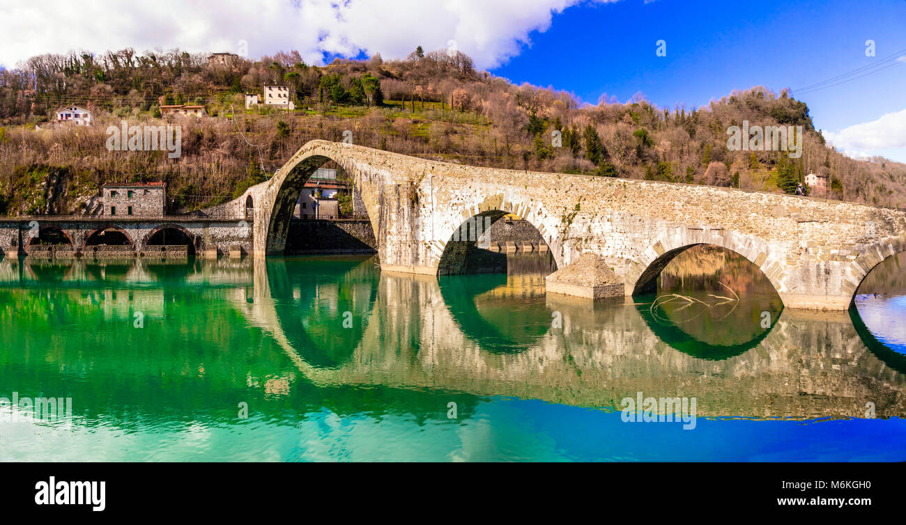 Eindrucksvolle Borgo a Mozzano, mit Blick auf die Alte Brücke, in der Nähe von Lucca, Toskana, Italien. Stockfoto