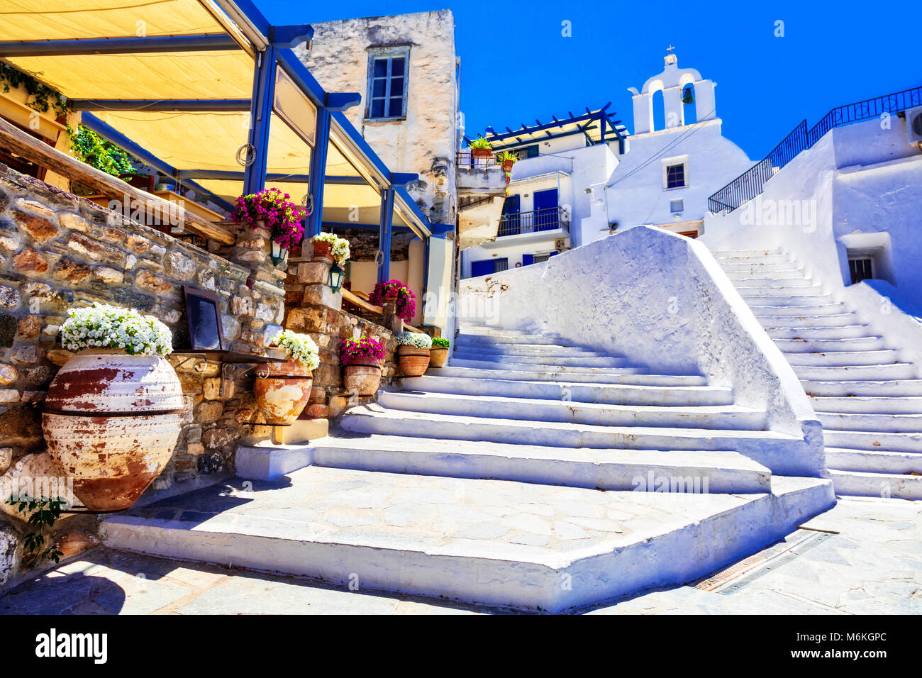 Alten Straßen von Griechenland, Ansicht mit tradititonal Kirche und Blumenschmuck, Naxos. Stockfoto