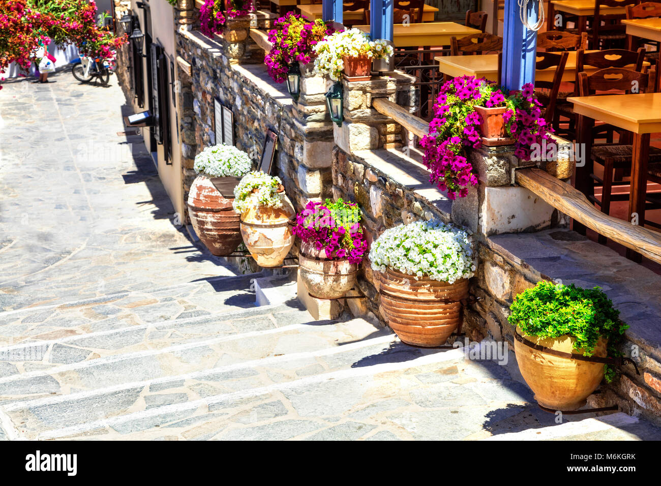 Alten Straßen von Griechenland, Anzeigen withrestaurant mit Blumenschmuck, Naxos. Stockfoto