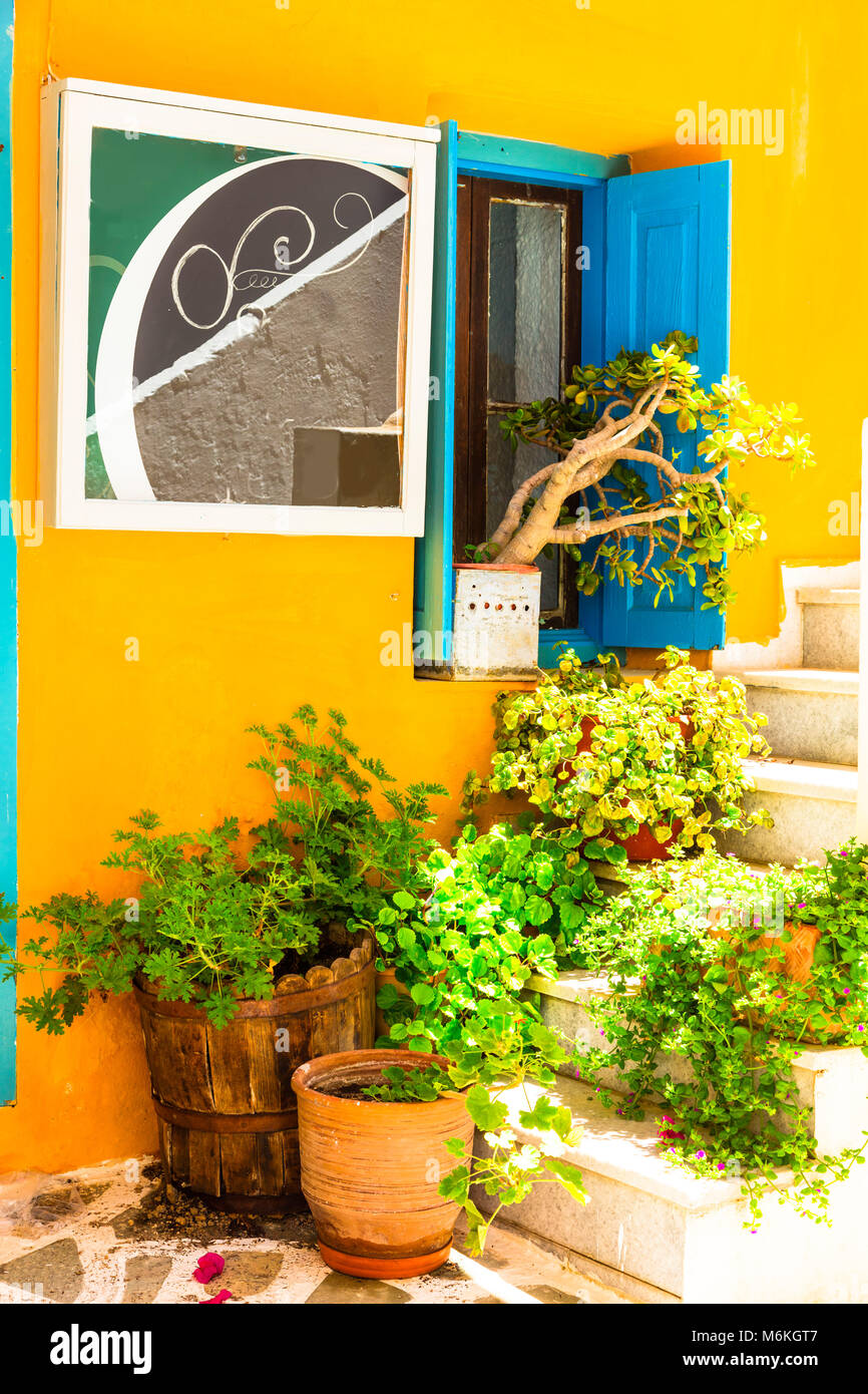 Alten Straßen von Griechenland, mit Blumen und Treppen, Naxos. Stockfoto