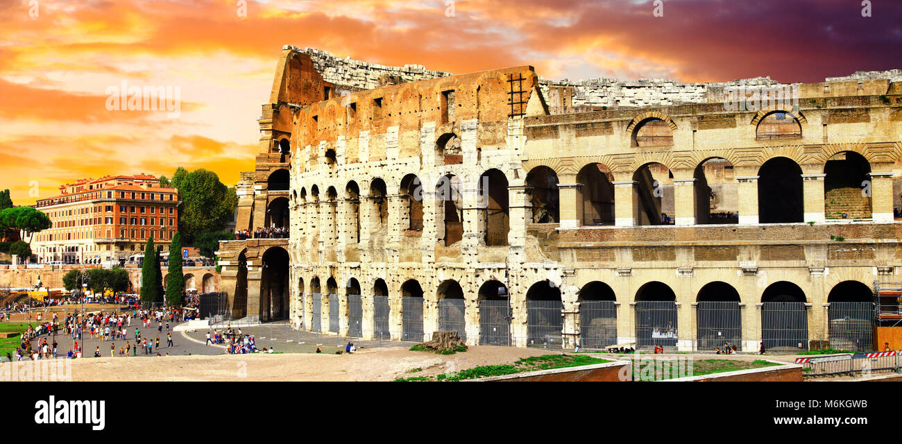 Beeindruckende Kolosseum über Sonnenuntergang, Rom, Italien. Stockfoto