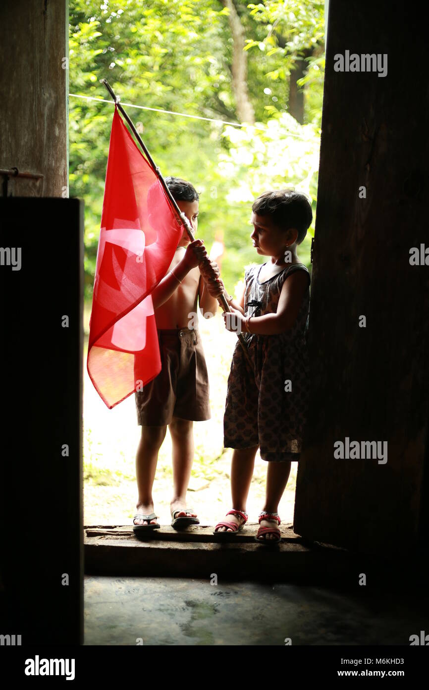 Kommunistische Fahne mit Jungen und Mädchen,.. Stockfoto