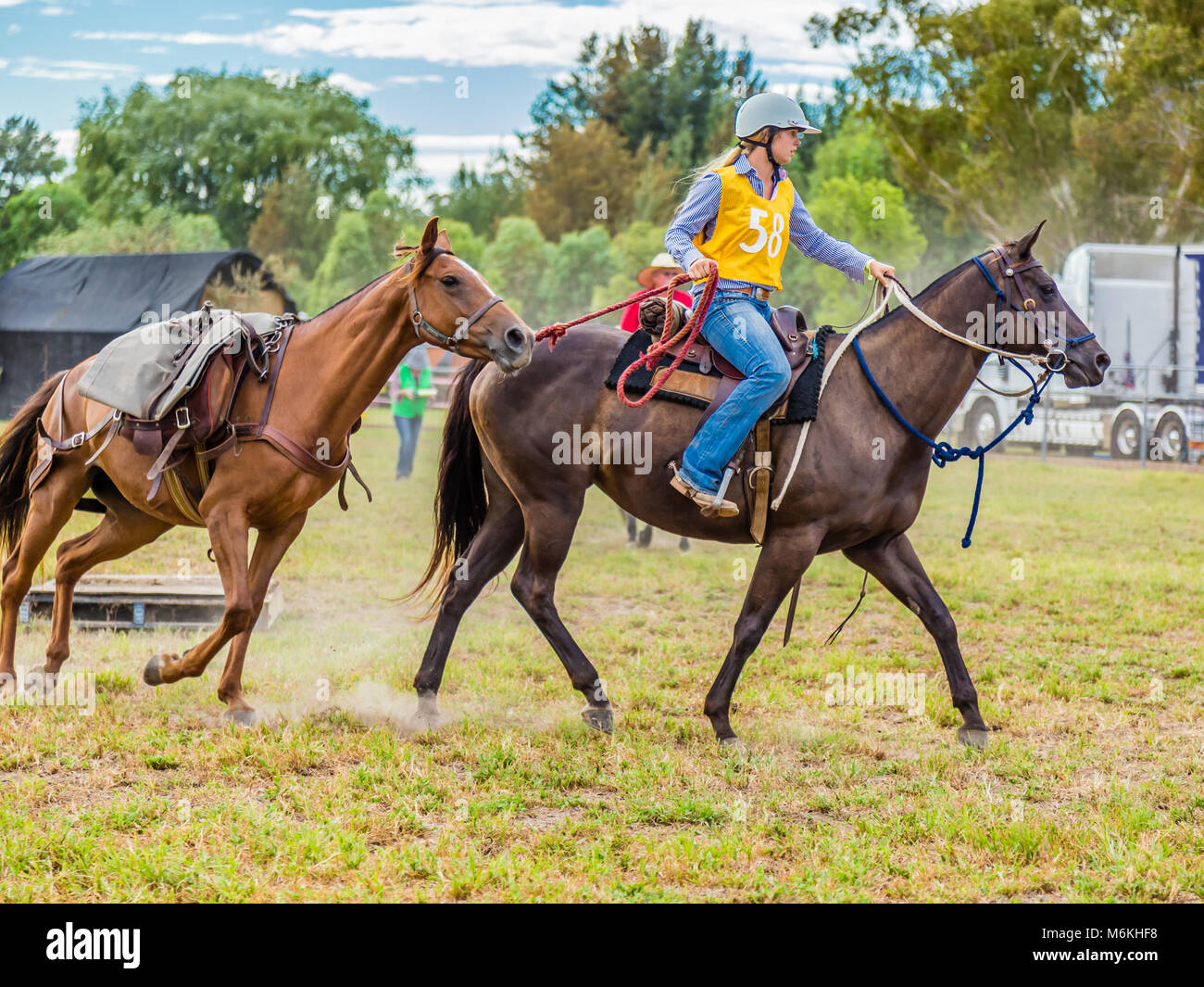 Reiter, die ein Pferd in der König der Herausforderung die Bereiche Stockman's in Murrurundi, NSW, Australien, 24. Februar 2018. Stockfoto