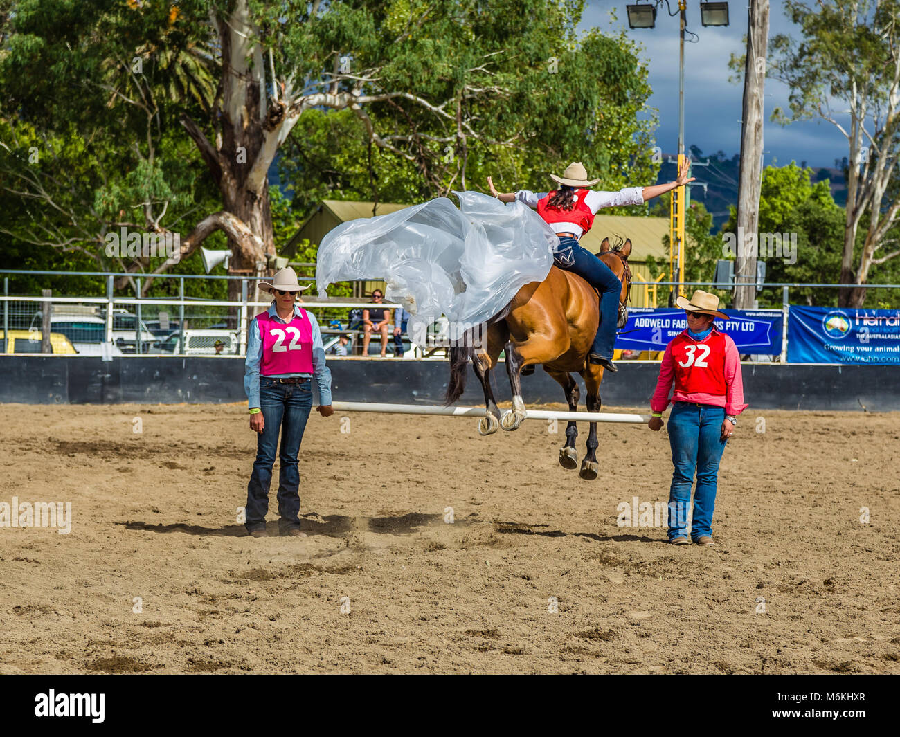 Reiter ihr Pferd in der König der Bereiche Bareback Freestyle Wettbewerb in Murrurundi, NSW, Australien, 24. Februar 2018 springen. Stockfoto
