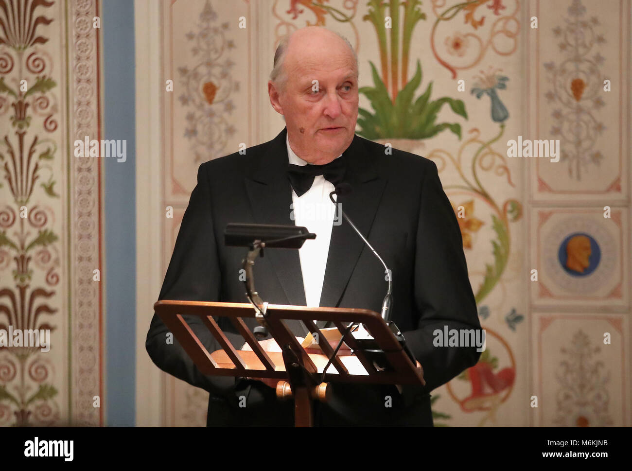 Der Herzog und die Herzogin von Cambridge besuchen Sie ein Abendessen im Königlichen Palast in Oslo. Prinz William und König Harald machten beide Reden an der Veranstaltung. Mit: König Harald Wo: Oslo, Großbritannien Wann: 01. Februar 2018 Credit: John rainford/WENN.com Stockfoto