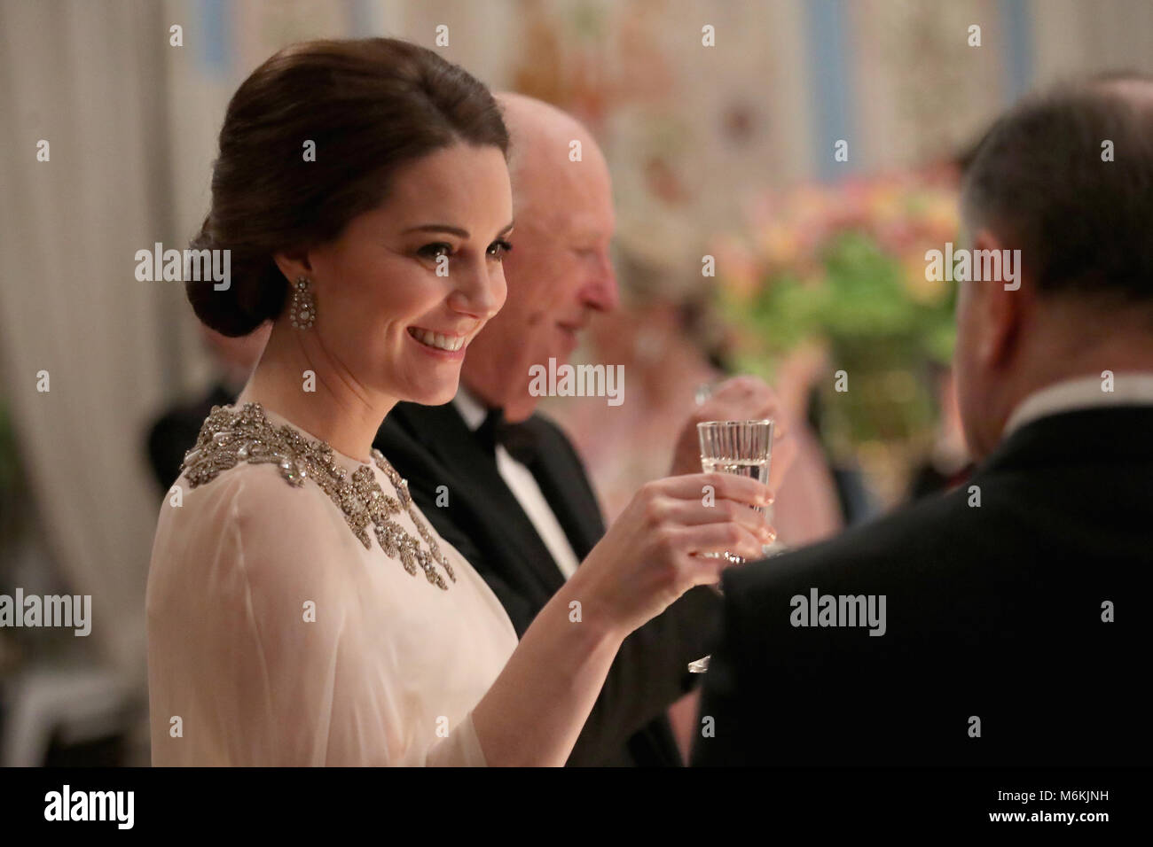 Der Herzog und die Herzogin von Cambridge besuchen Sie ein Abendessen im Königlichen Palast in Oslo. Prinz William und König Harald machten beide Reden an der Veranstaltung. Mit: Catherine Herzogin von Cambridge, Catherine Middleton, Kate Middleton Wo: Oslo, Großbritannien Wann: 01. Februar 2018 Credit: John rainford/WENN.com Stockfoto