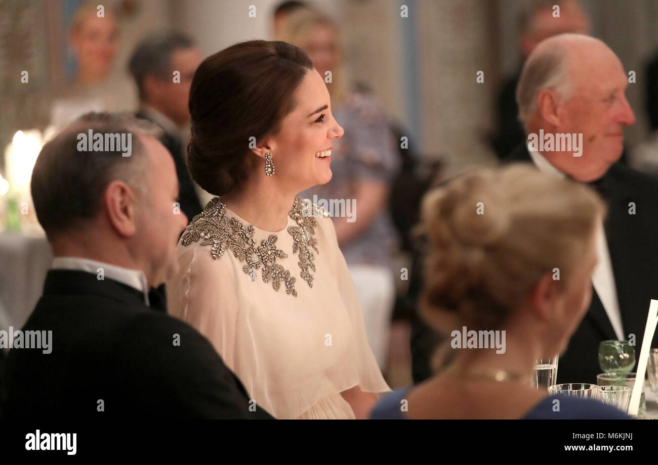 Der Herzog und die Herzogin von Cambridge besuchen Sie ein Abendessen im Königlichen Palast in Oslo. Prinz William und König Harald machten beide Reden an der Veranstaltung. Mit: Catherine Herzogin von Cambridge, Catherine Middleton, Kate Middleton Wo: Oslo, Großbritannien Wann: 01. Februar 2018 Credit: John rainford/WENN.com Stockfoto