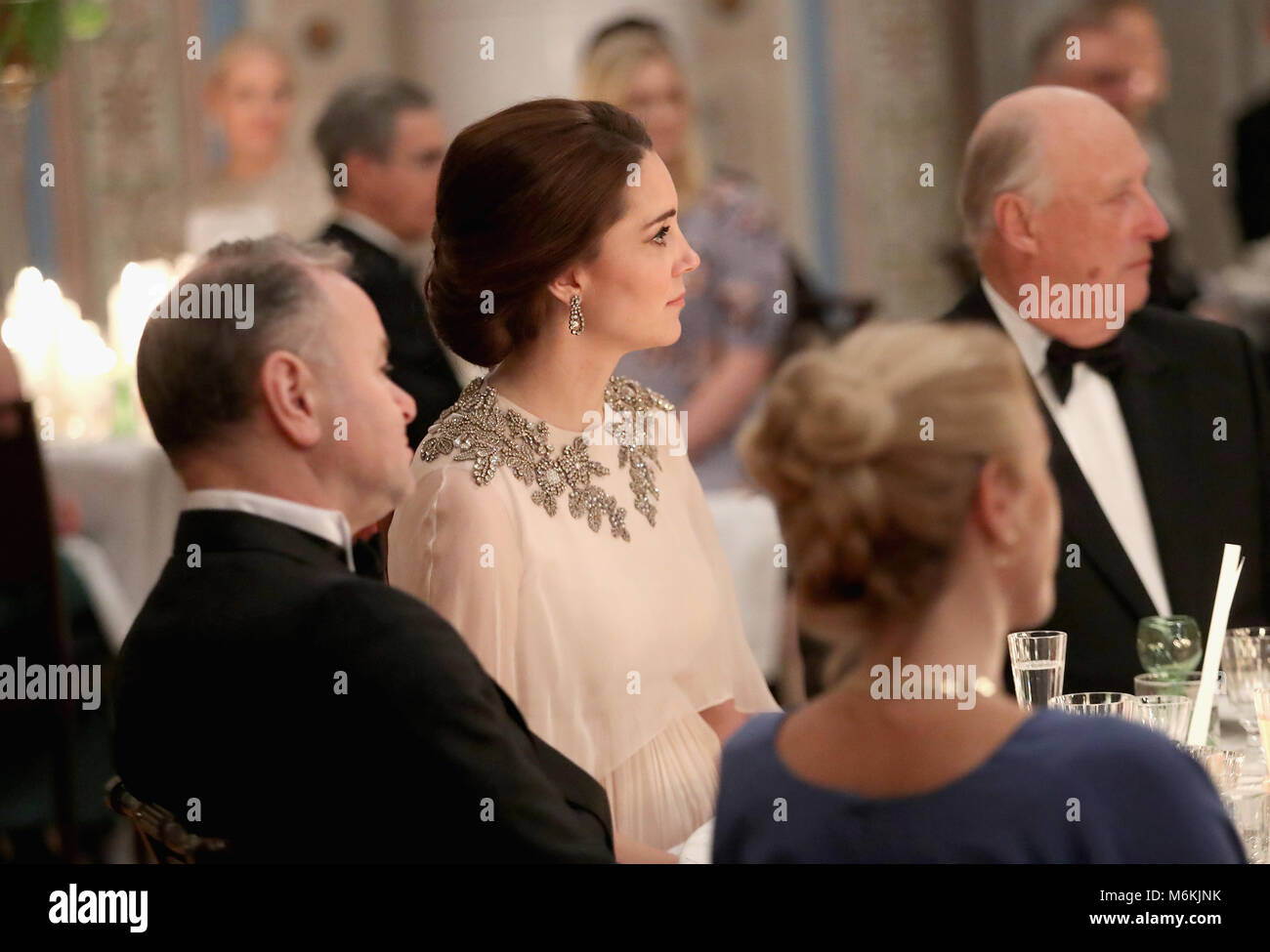 Der Herzog und die Herzogin von Cambridge besuchen Sie ein Abendessen im Königlichen Palast in Oslo. Prinz William und König Harald machten beide Reden an der Veranstaltung. Mit: Catherine Herzogin von Cambridge, Catherine Middleton, Kate Middleton Wo: Oslo, Großbritannien Wann: 01. Februar 2018 Credit: John rainford/WENN.com Stockfoto