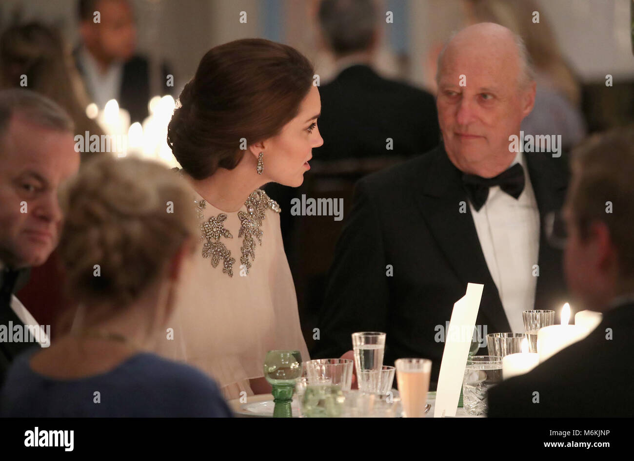 Der Herzog und die Herzogin von Cambridge besuchen Sie ein Abendessen im Königlichen Palast in Oslo. Prinz William und König Harald machten beide Reden an der Veranstaltung. Mit: Catherine Herzogin von Cambridge, Catherine Middleton, Kate Middleton, König Harald Wo: Oslo, Großbritannien Wann: 01. Februar 2018 Credit: John rainford/WENN.com Stockfoto