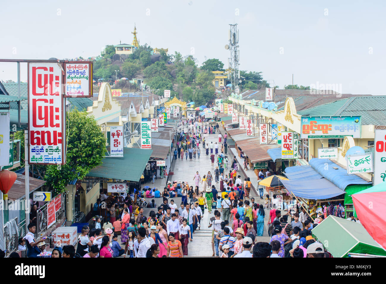 Geschäfte und Häuser auf der Kyaik Htee Yoe Berg, Mon, Myanmar. Die Menschen sind voll. März 2018 Stockfoto