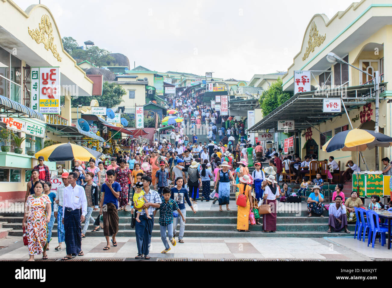 Geschäfte und Häuser auf der Kyaik Htee Yoe Berg, Mon, Myanmar. Die Menschen sind voll. März 2018 Stockfoto