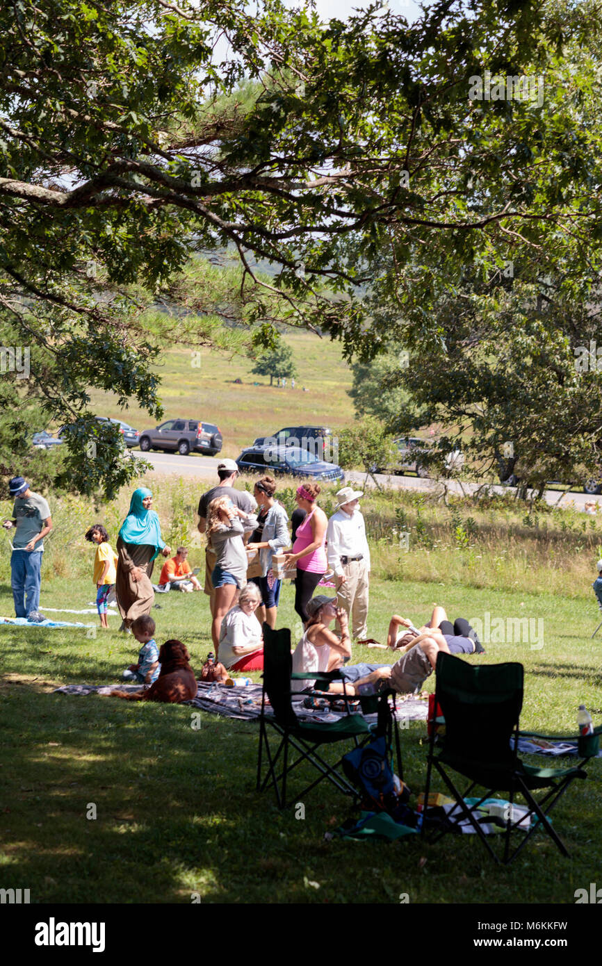 Eclipse Event am Byrd Visitor Center. Am 21. August 2017, den Nachthimmel Festival ging mit einem Flare als partielle Sonnenfinsternis über der Shenandoah Nationalpark aufgetreten. Besucher Jung und Alt am Byrd Besucherzentrum versammelt das Wunder dieses natürliche Phänomen zusammen zu erleben. Stockfoto