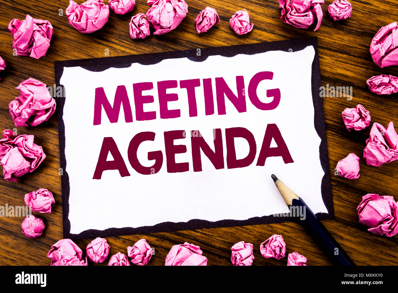 Hand schreiben Bildunterschrift Inspiration, die Tagesordnung. Business Konzept für Business Plan auf haftnotiz Papier, Holz- backgro Stockfoto