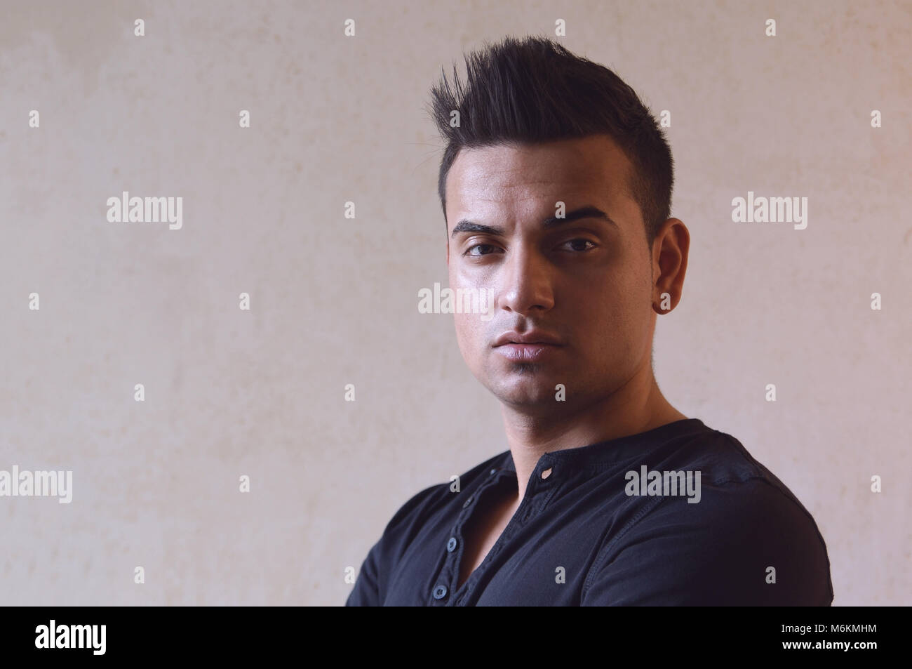 Dunkle moody Portrait von coolen jungen türkischen Mann mit stacheligen Haare Stockfoto