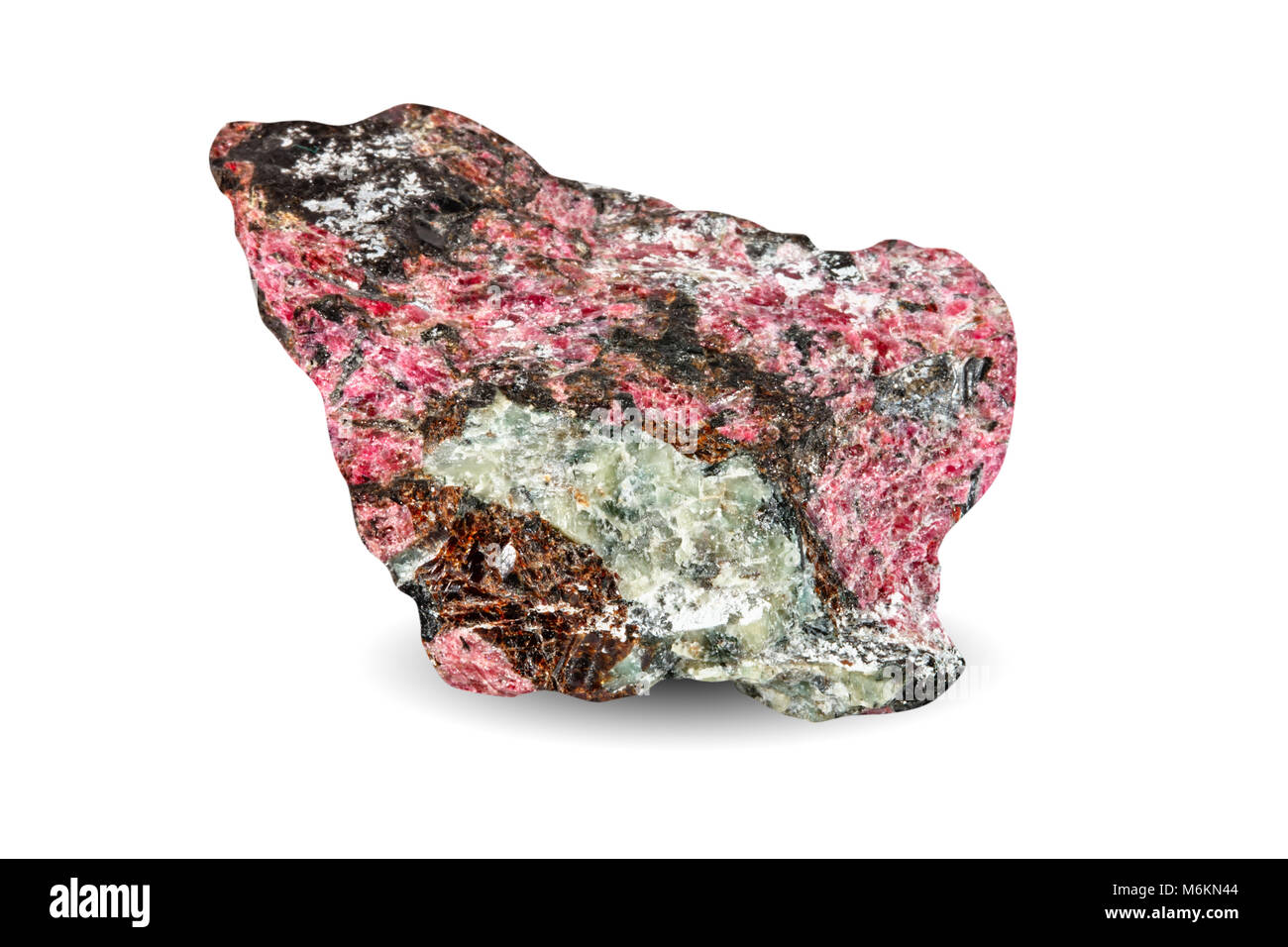 Makroaufnahmen von natürlichen Edelstein. Natürliche Felsen Muster eudialyte. Isoliertes Objekt auf einem weißen Hintergrund. Stockfoto